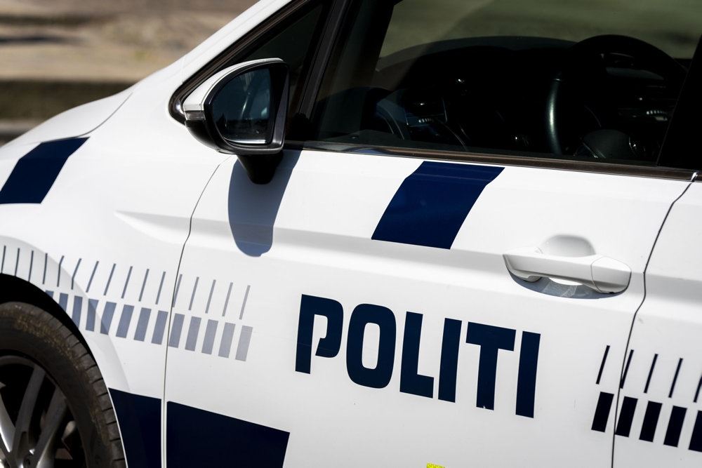 siden af en politibil.