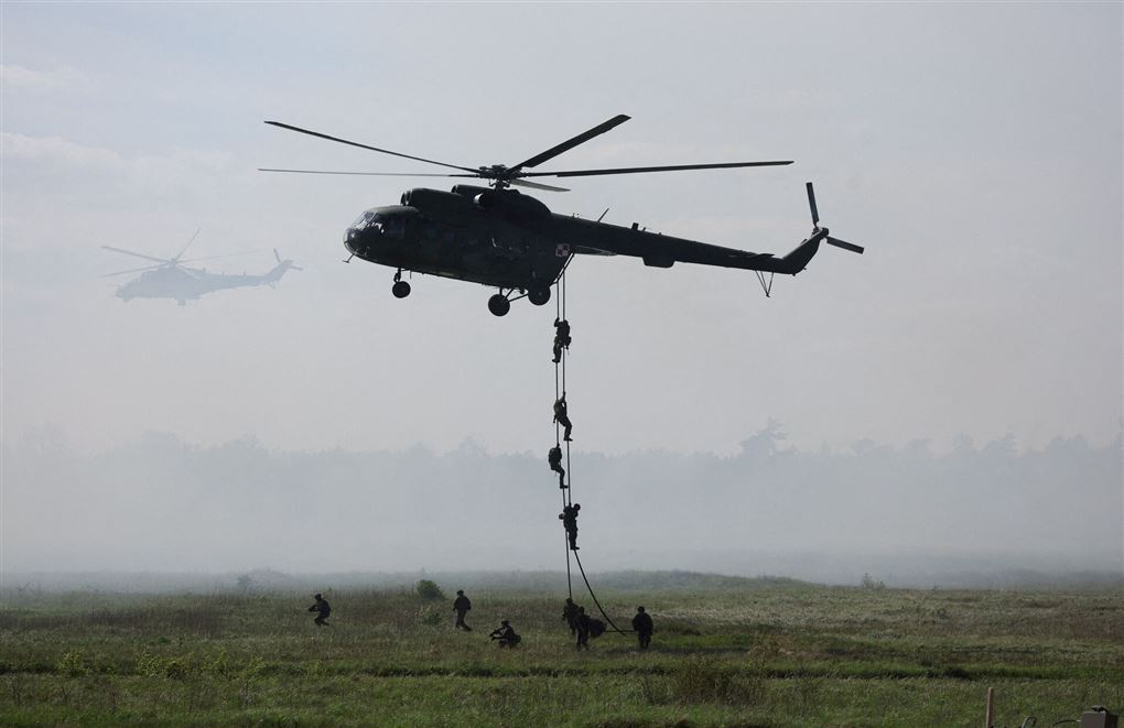 en helikopter i luften