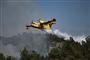 Et fly hælder vand ud over en skovbrand