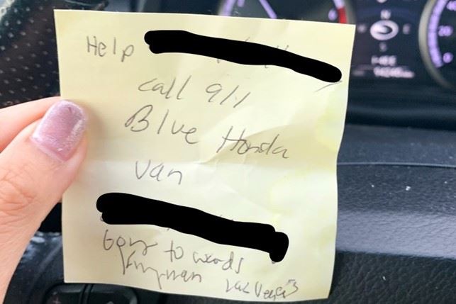 En gul post-it skrevet i hånden
