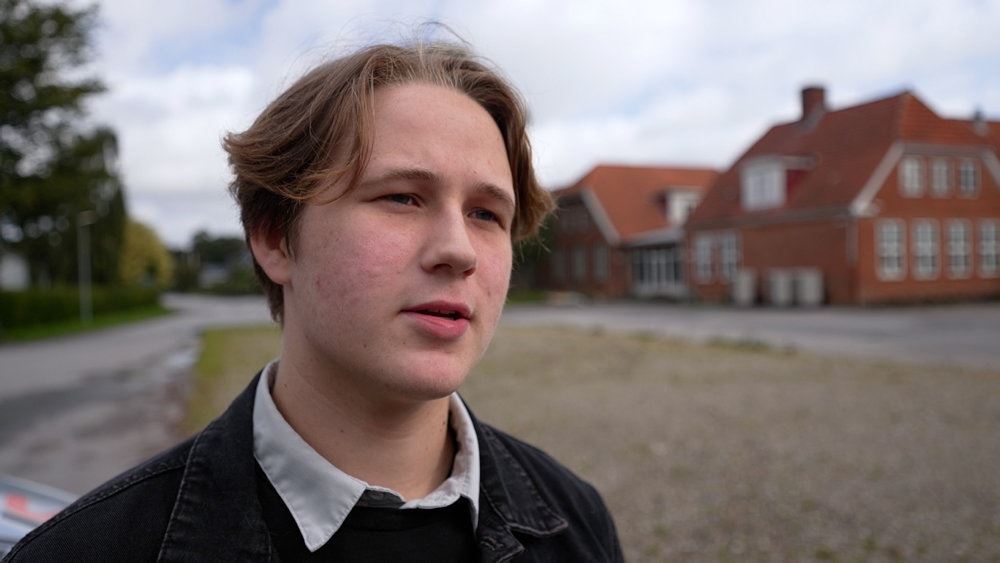 En ung mand med skjorte på