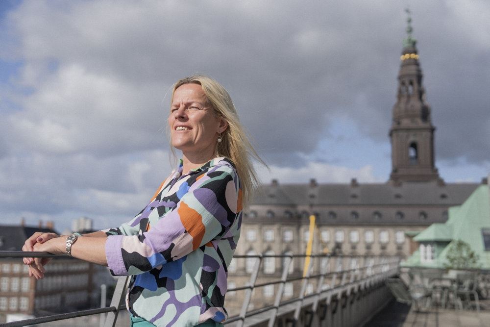 en dame på toppen af en bygning