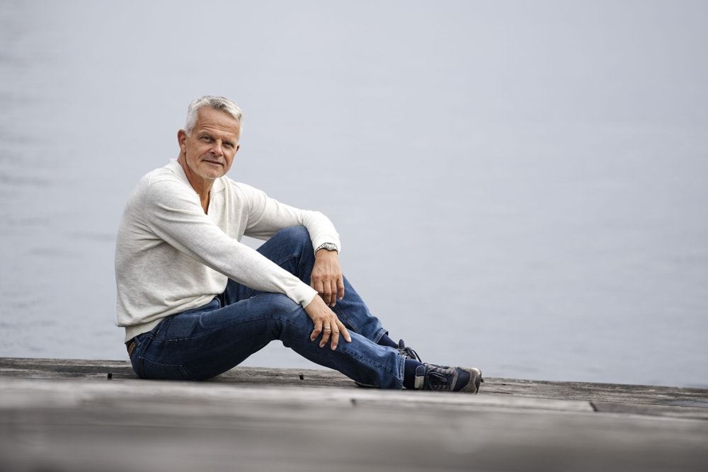en mand sidder ned