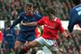 en mand spiller fodbold