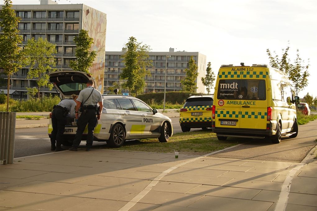 Politi og ambulance på stedet