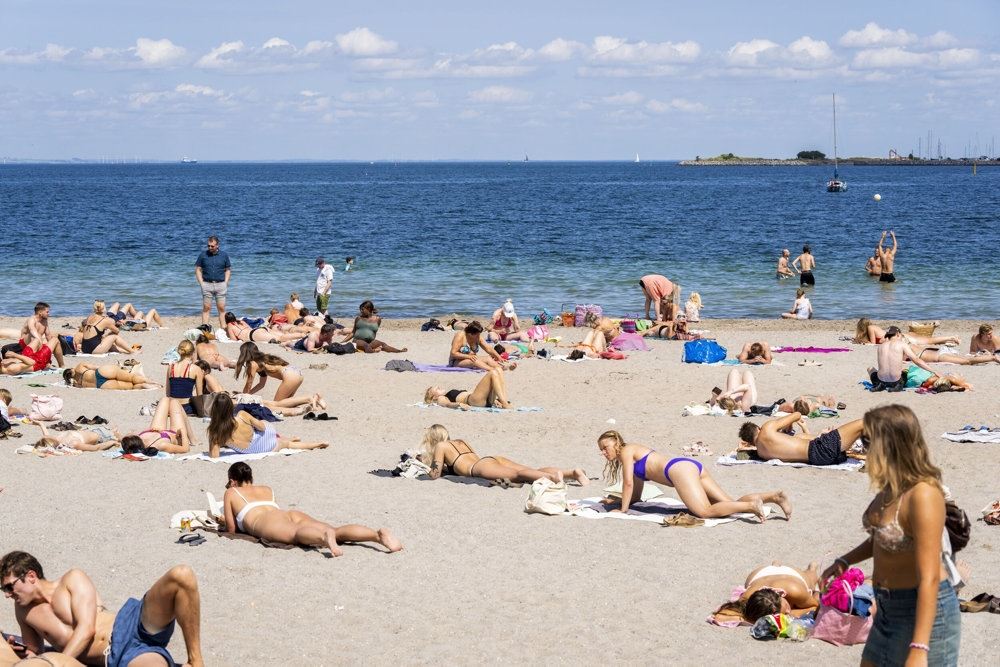 Mange mennesker på en strand
