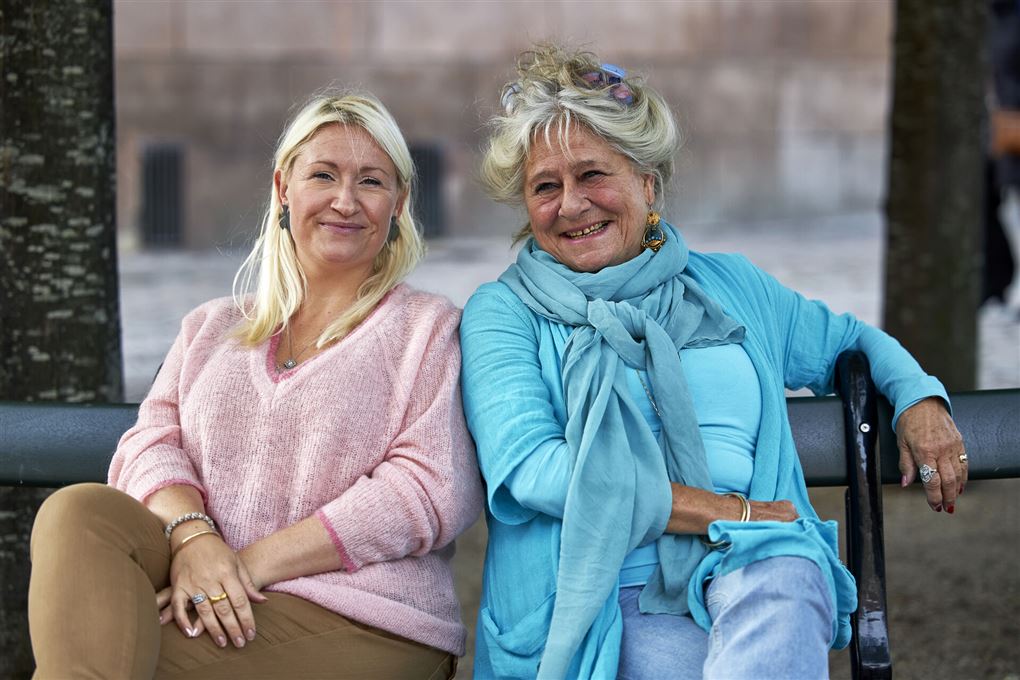 Barbara og Judith Rothenborg sidder sammen på en bænk.
