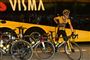 Jonas Vingegaard står foran holdets bus med sin cykel
