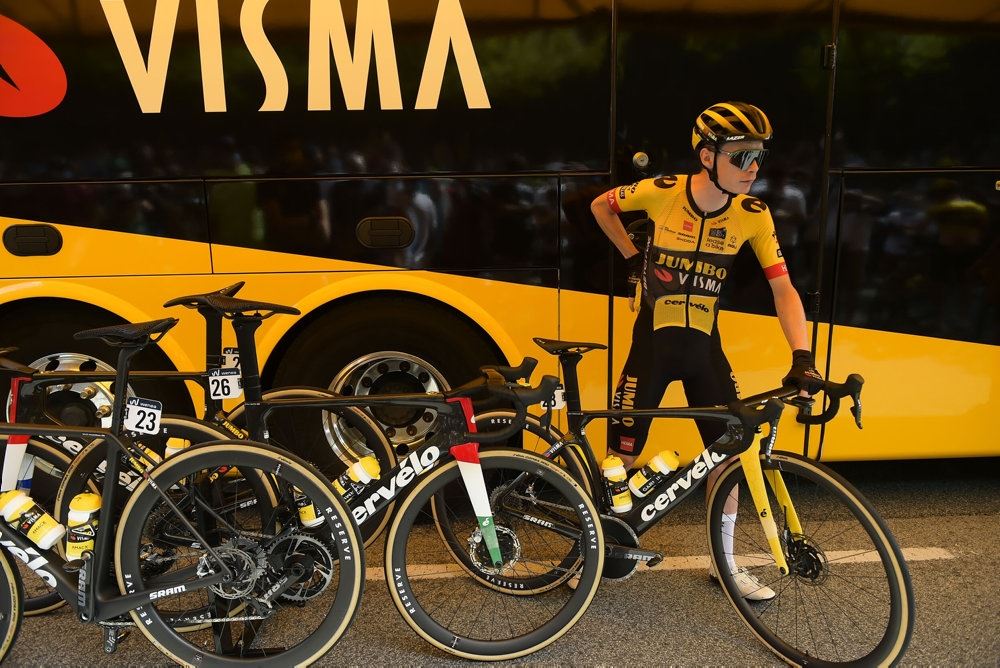 Jonas Vingegaard står foran holdets bus med sin cykel