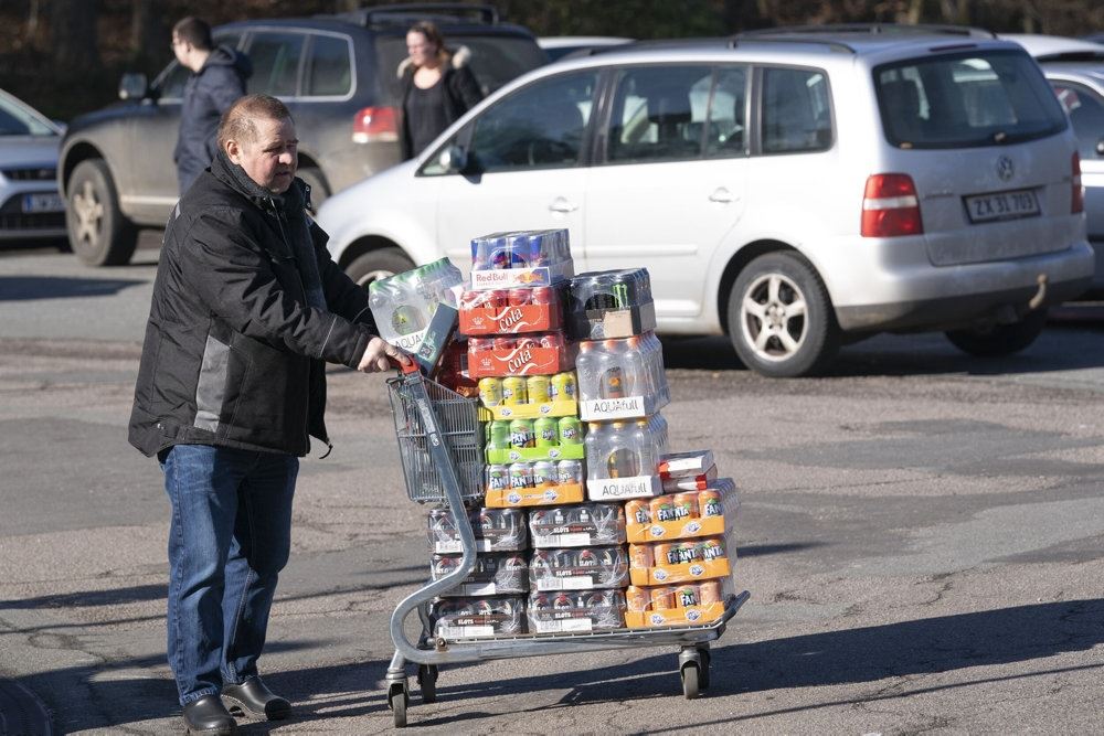 en mand med masser af øl og sodavand