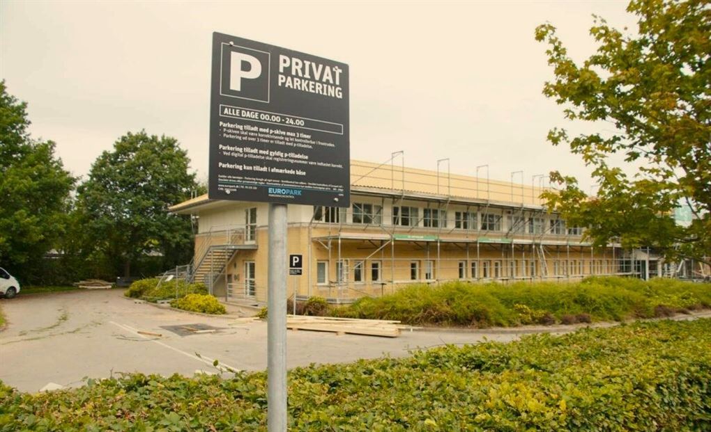 et parkeringsskilt ved en bygning