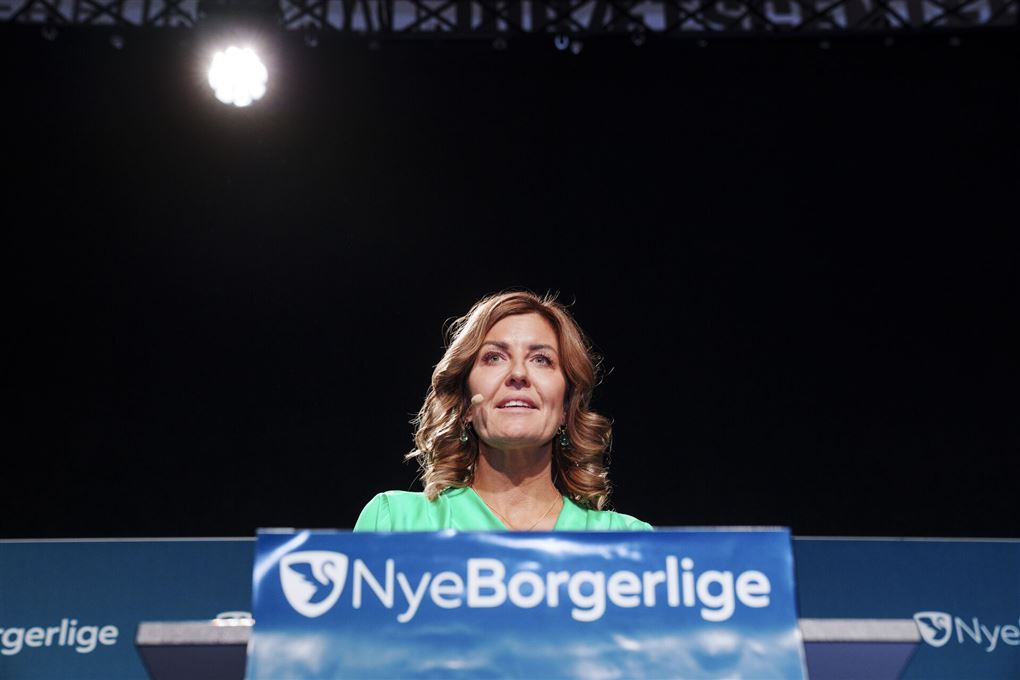 En kvinde med rødt hår på en talerstol