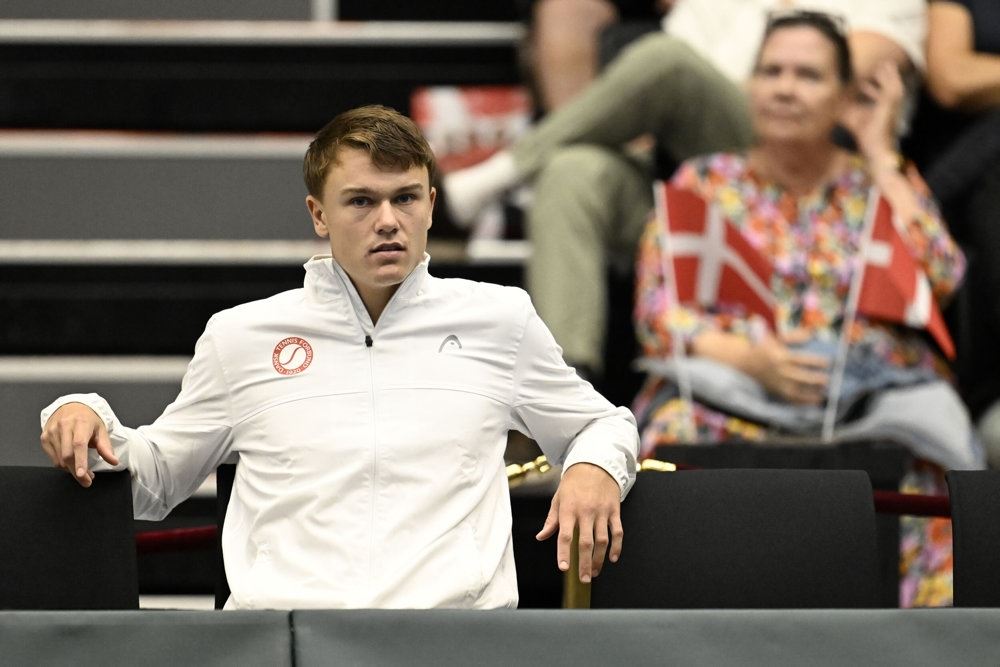 mand kigger på tennis