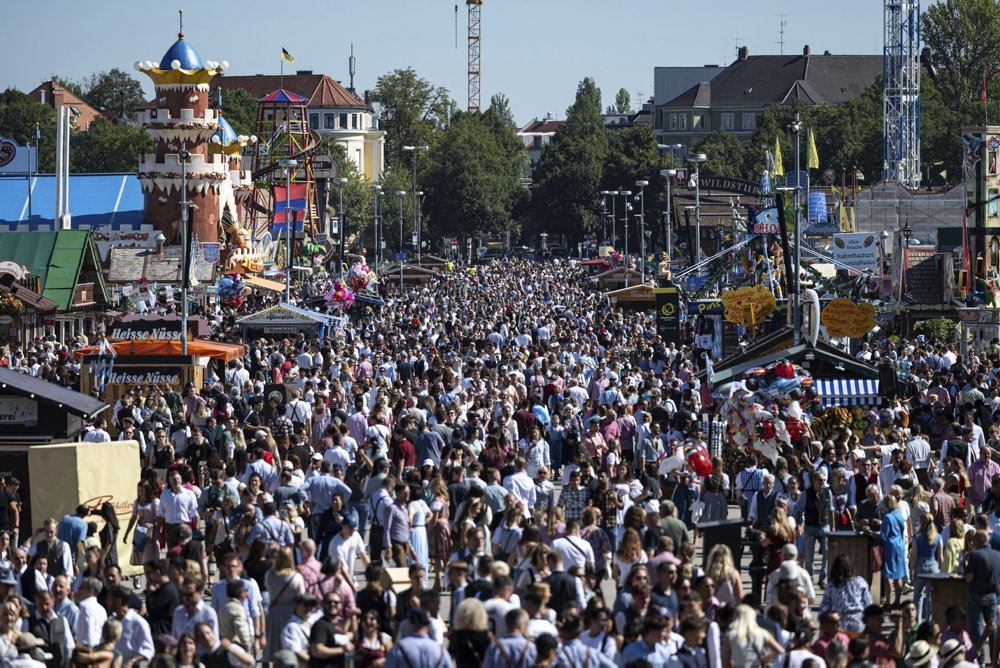masser af mennesker samlet på plads i München
