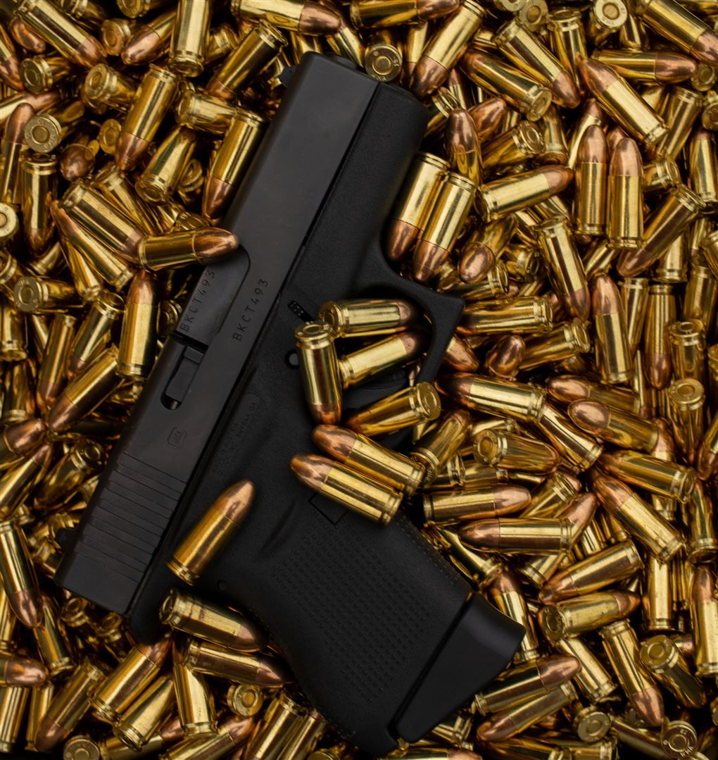 En pistol ligger i en masse ammunition