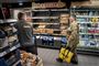 Folk i uniform i Netto