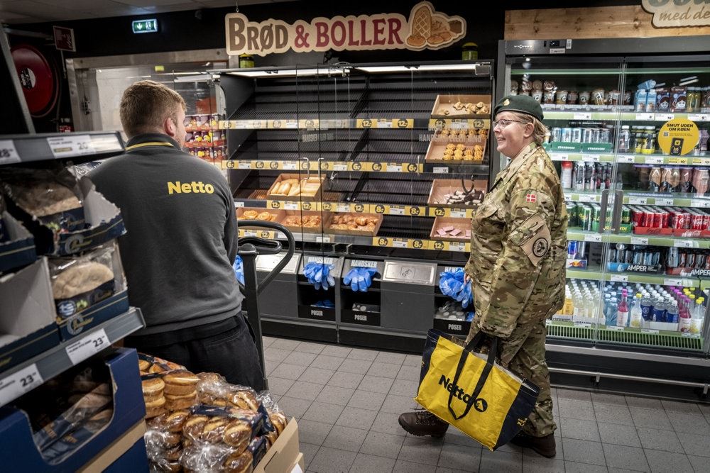 Folk i uniform i Netto