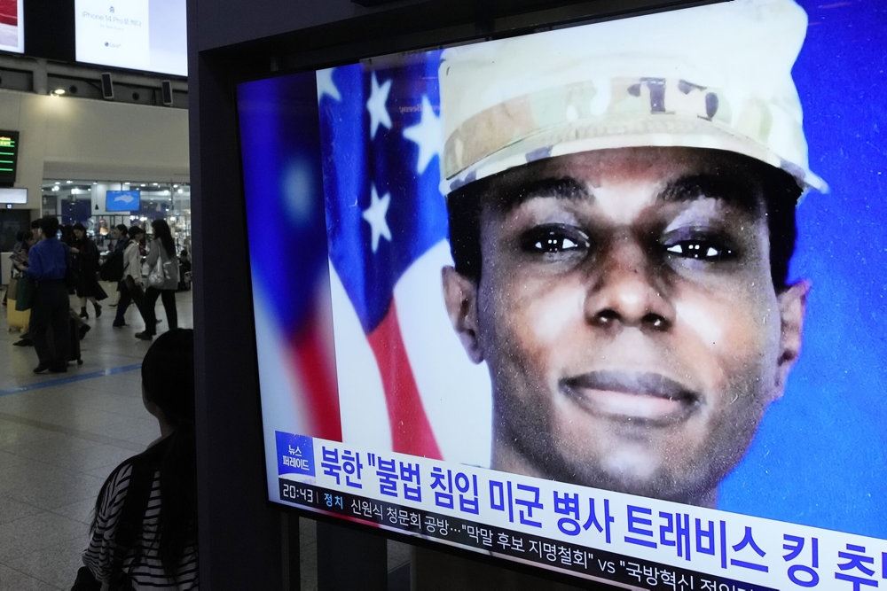 tv-skærm med billede af amerikansk soldat