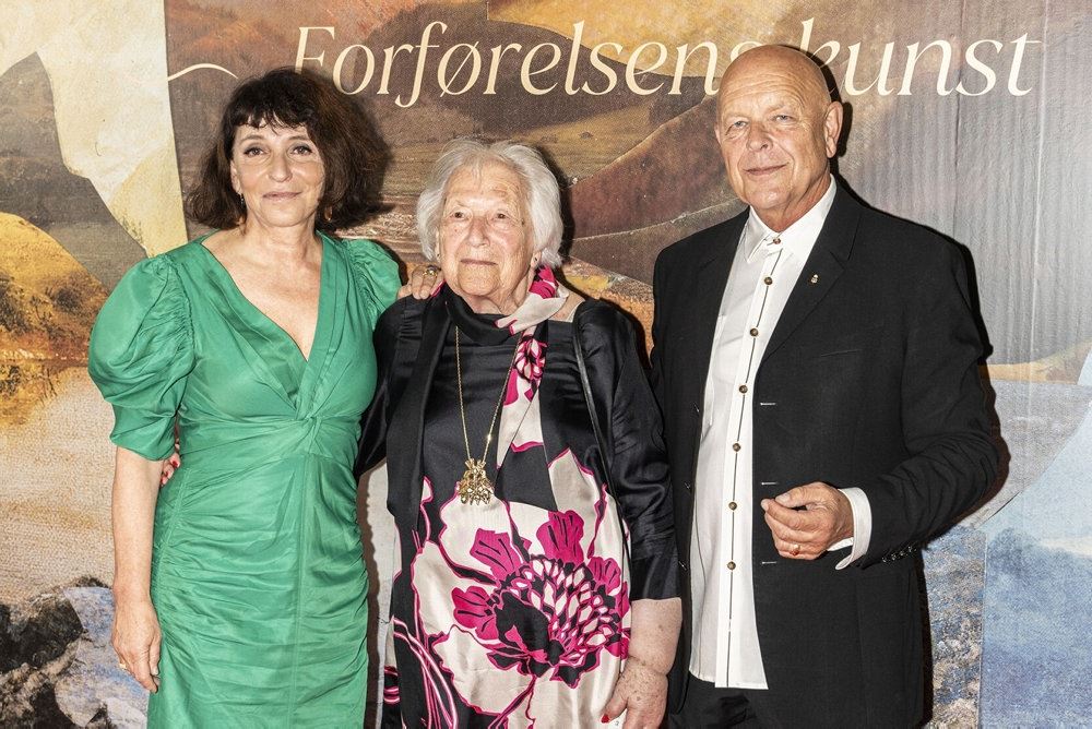 tre personer på rød løber