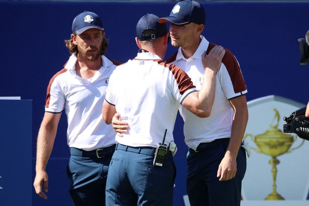 golfspillere taler sammen