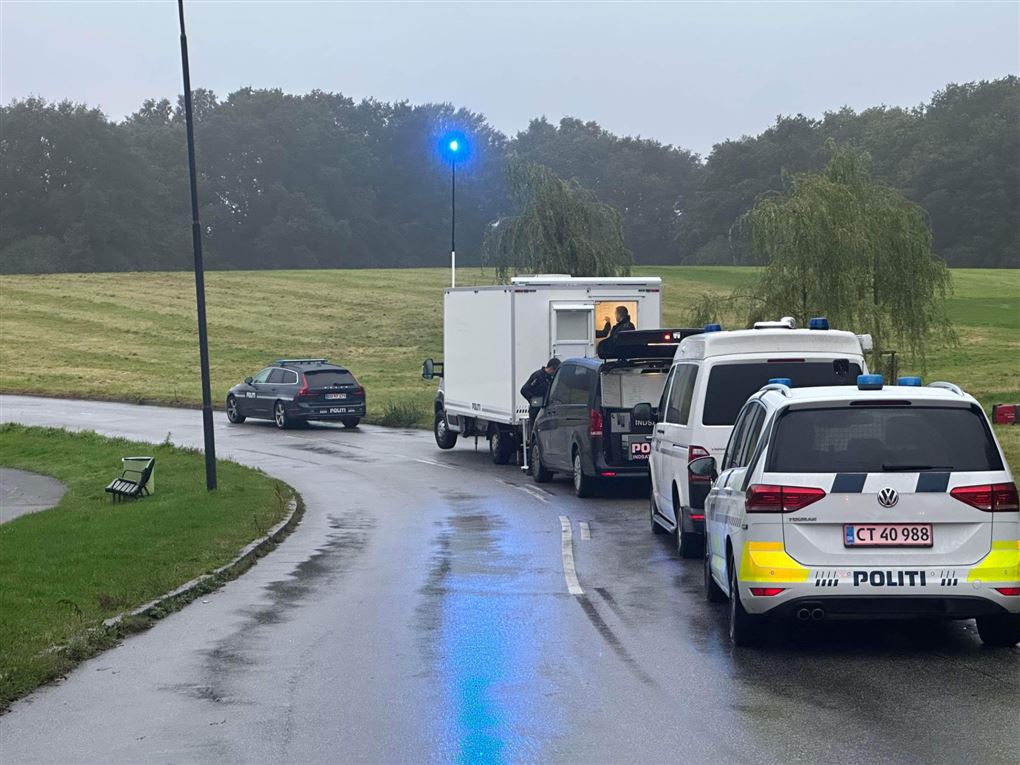 politibiler holder på vej