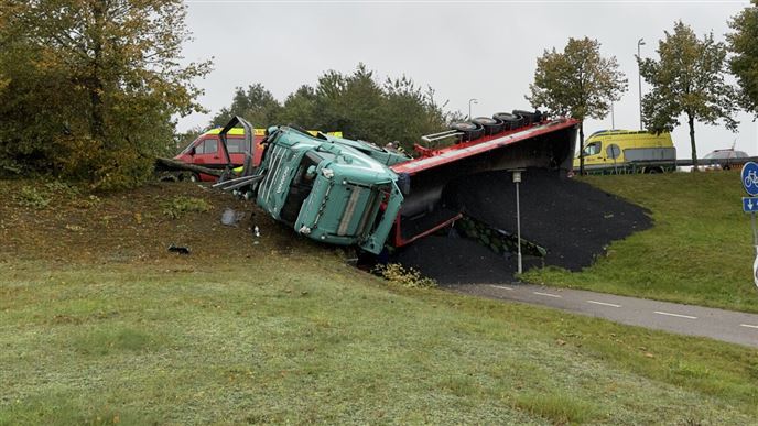 Vej spærret: Lastvogn er væltet over cykelsti - Avisen.dk