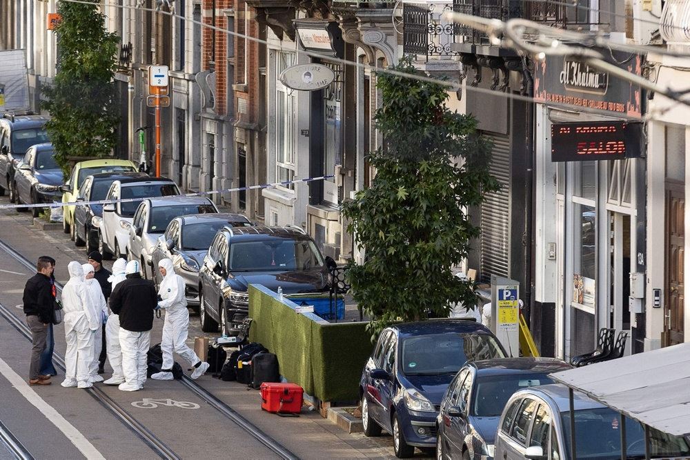 Personer i hvide dragter på gaden
