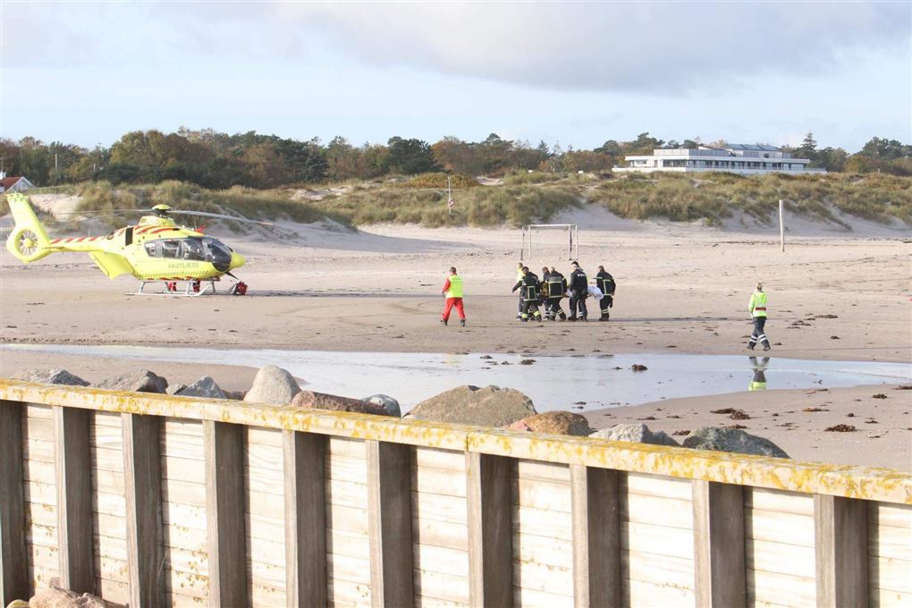 Reddere og helikopter på strand