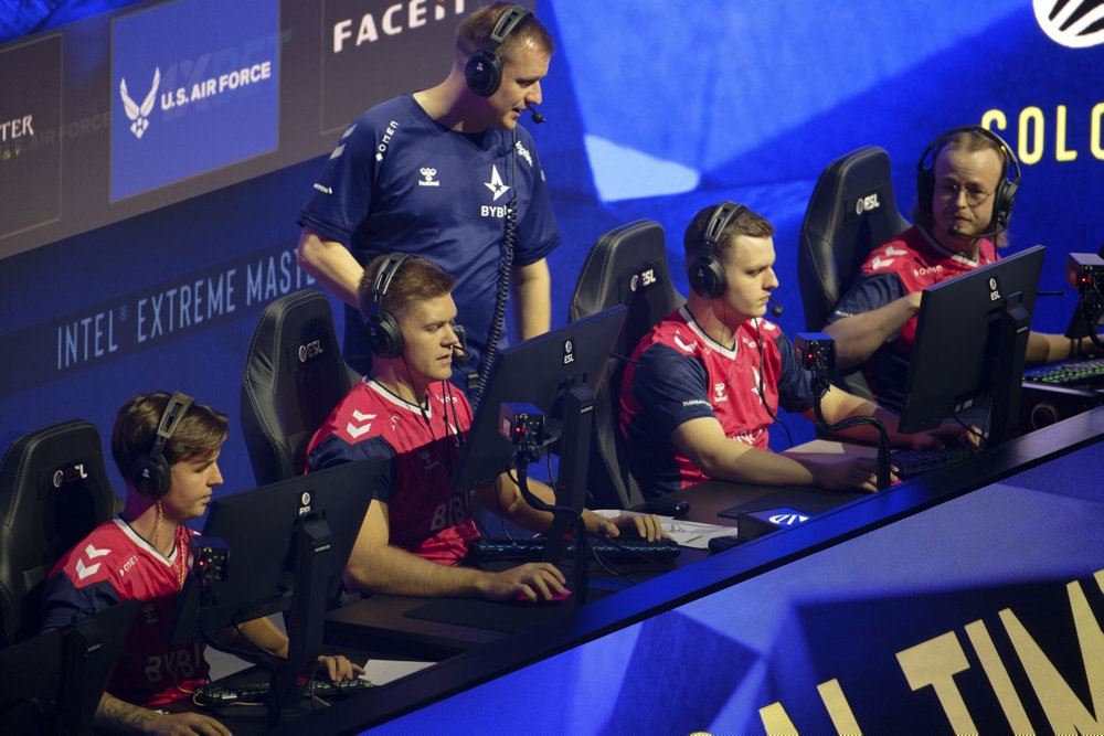 unge dyrker e-sport