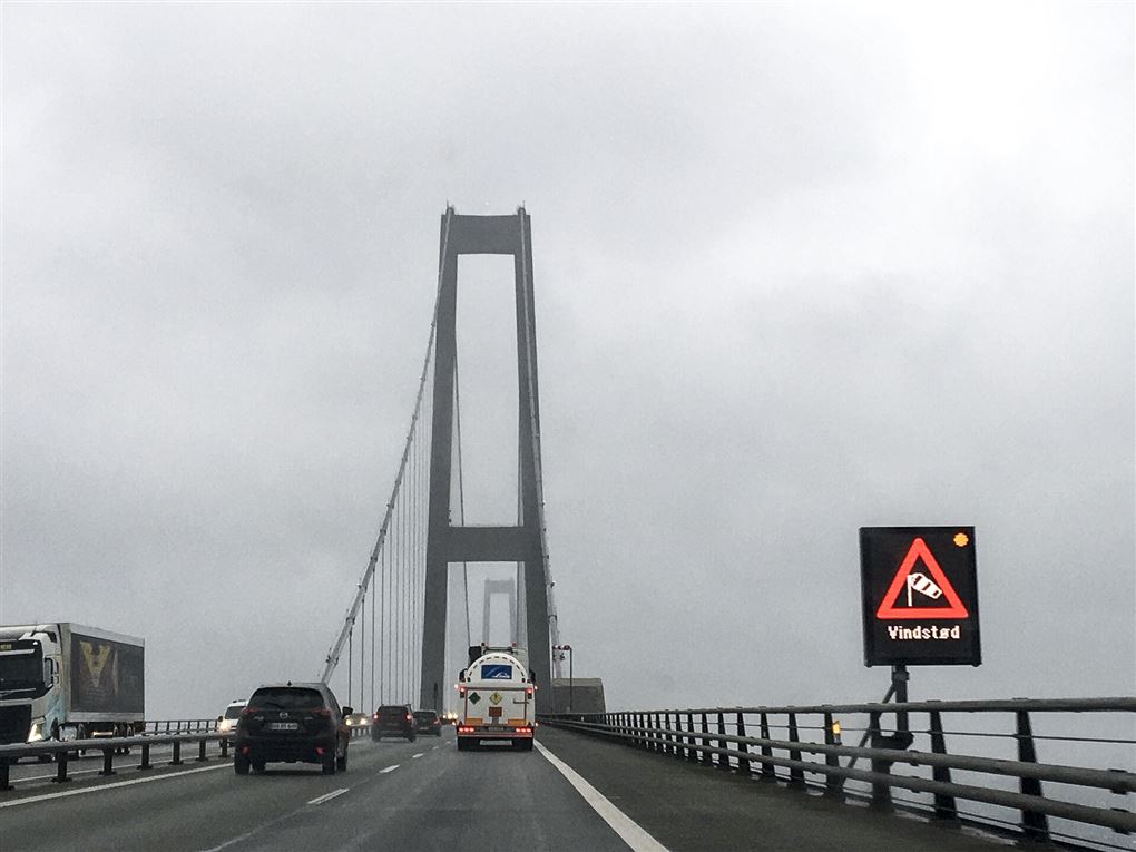 skilt med blæst på storebæltsbroen 