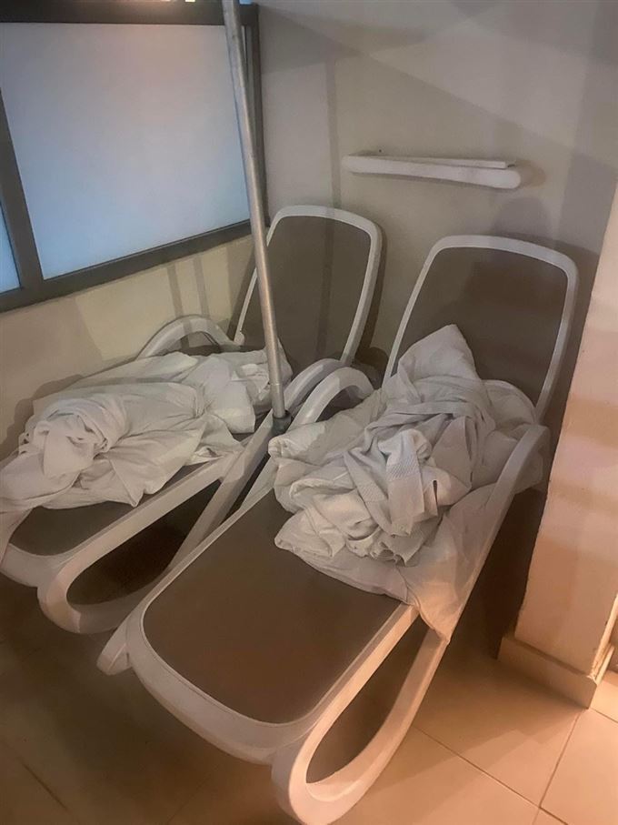 To liggestole med sengetøj