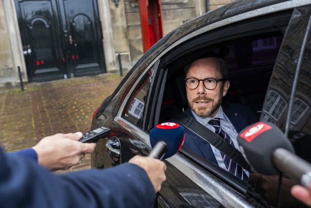 mand interviewes i bil 