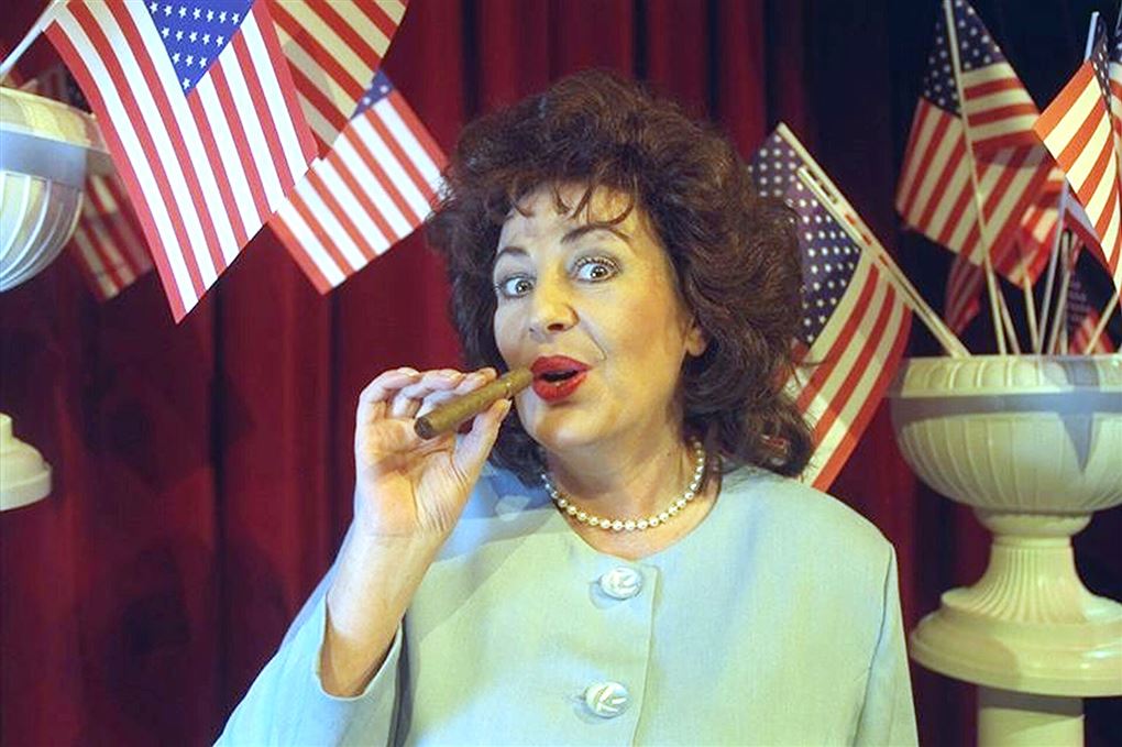 en kvinde ryger cigar