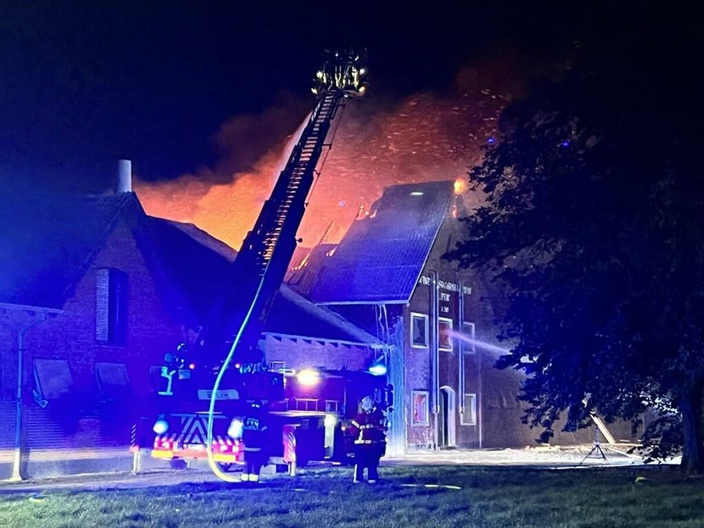 bygning i brand