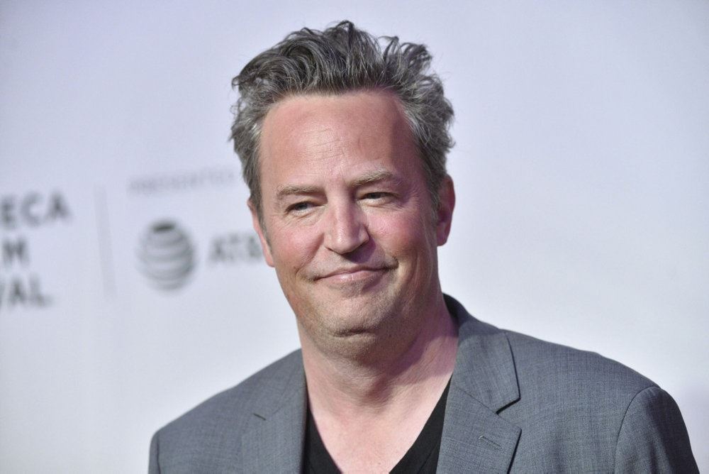 Matthew Perry i gråt jakkesæt