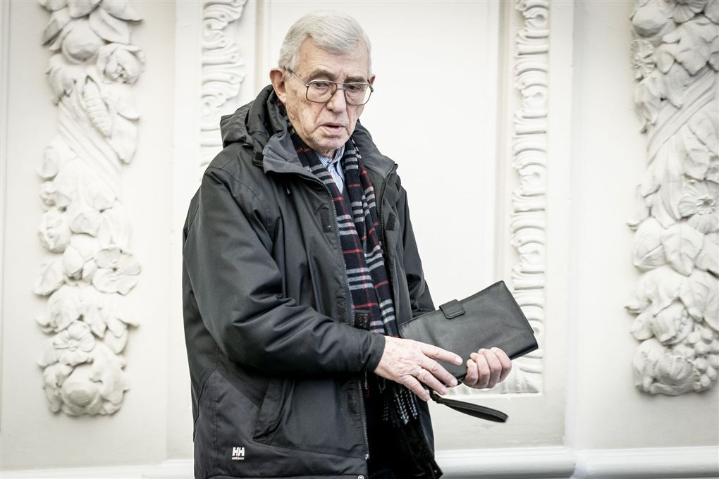 mand går i folketingssalen 