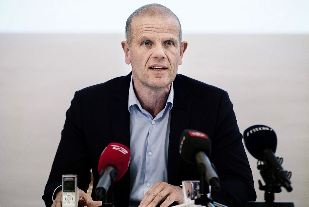 mand taler ved pressemøde 