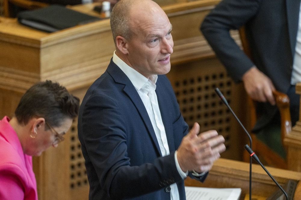 en mand på en talerstol