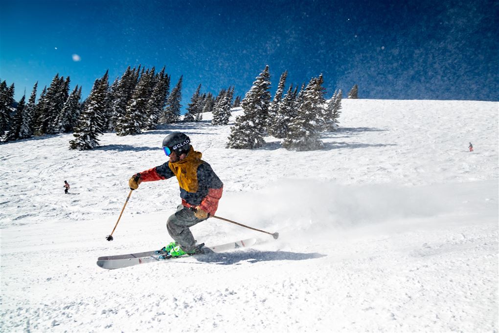 En skiløber løber ned ad en løjpe