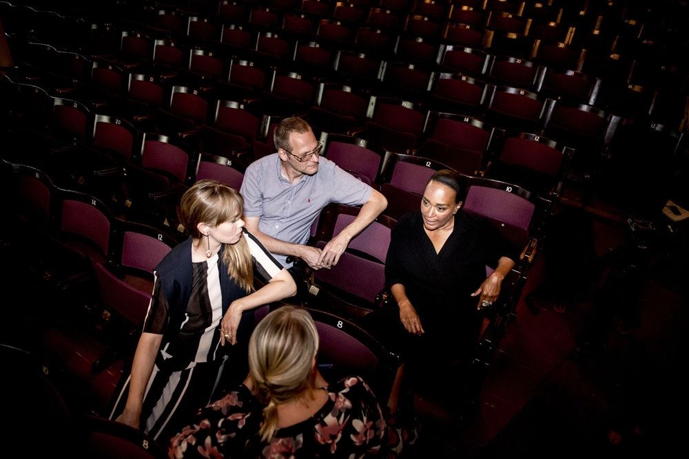Birgitte Hjort Sørensen i en teatersal