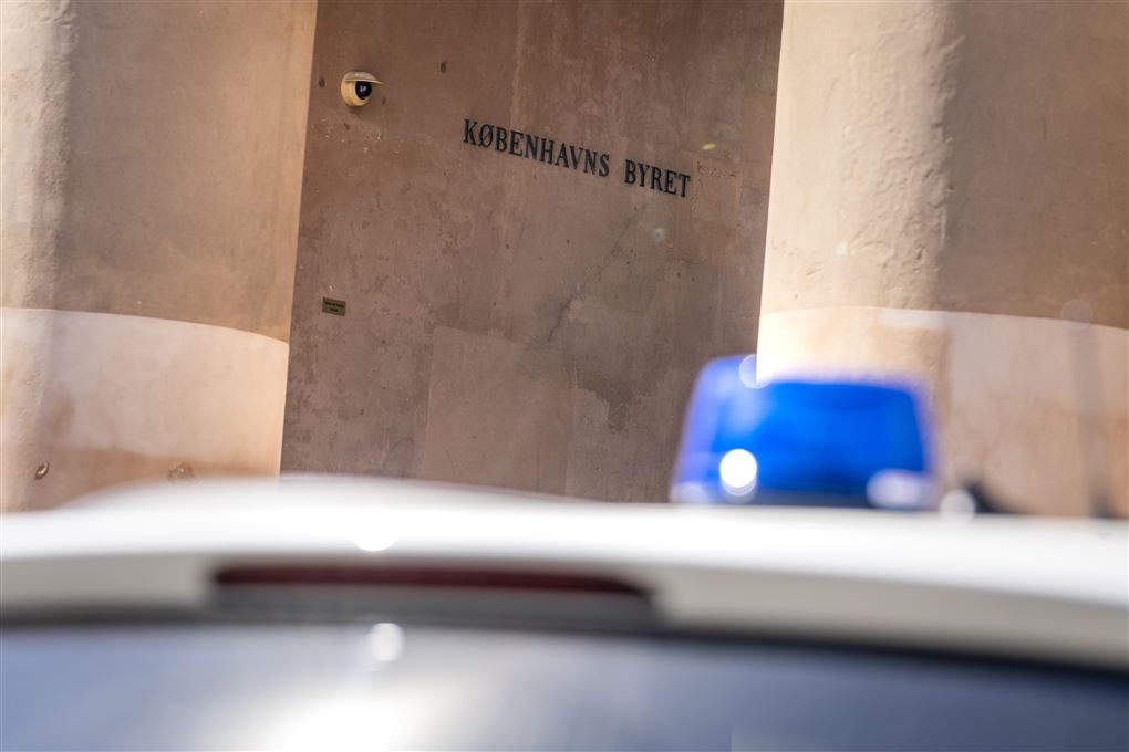 En sirene på en politibil foran Københavns Byret.