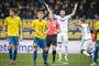 Fodboldspillere og dommer på banen