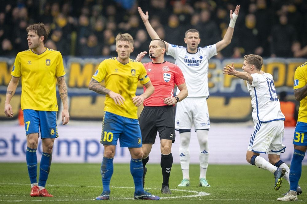 Fodboldspillere og dommer på banen