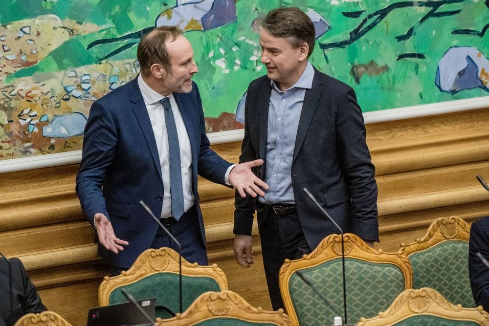 To mænd i samtale i Folketinget