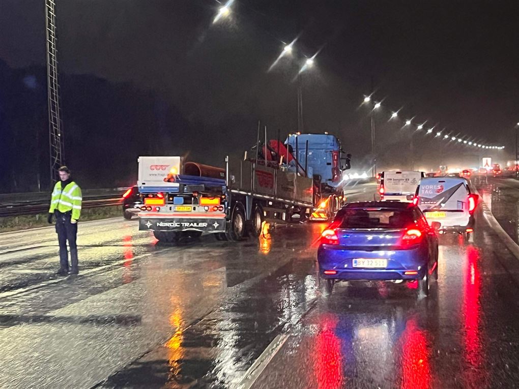 lastbil holder på motorvej