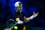 tennisspiller i aktion på banen