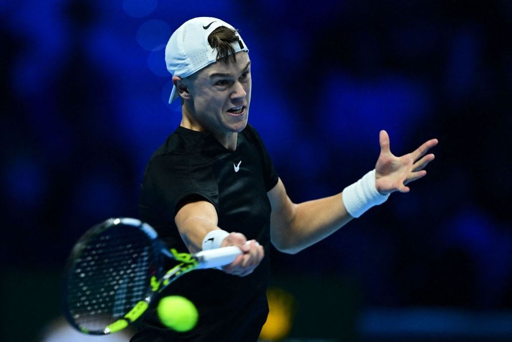 tennisspiller i aktion på banen