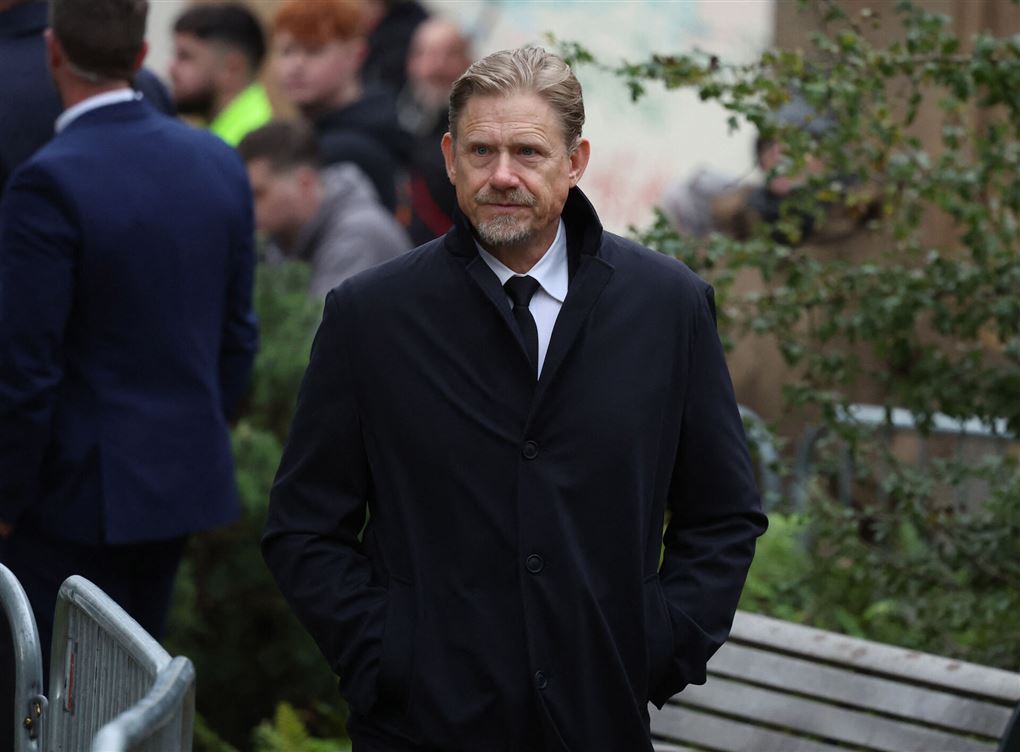 Peter Schmeichel mørkt tøj og alvorlig mine