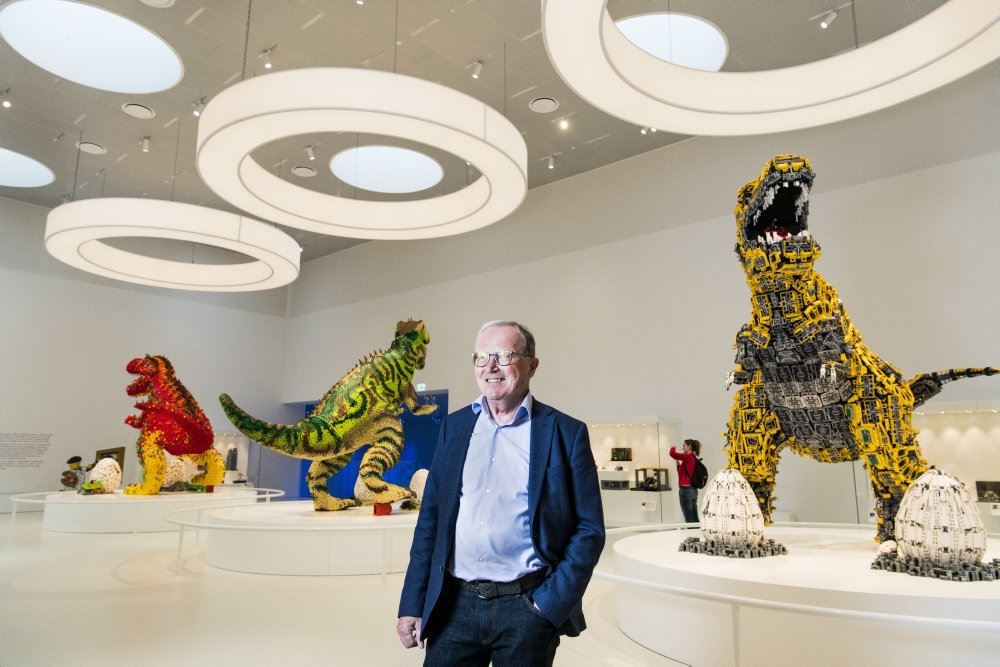 en mand i et lokale med lego