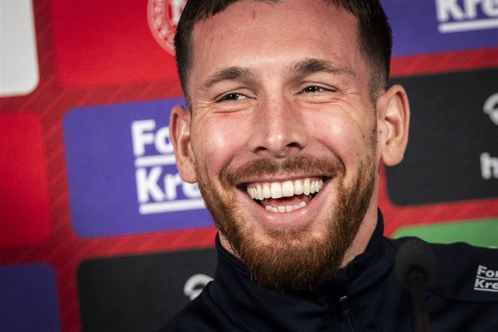 Pierre-Emilie Højbjerg smiler stort.